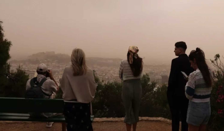 Yunanistan’ı sahra tozu kapladı