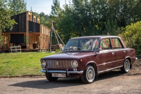 Kibris-Zamansiz-Klasik-Otomobillere-Ev-Sahipligi-Yapti-featured