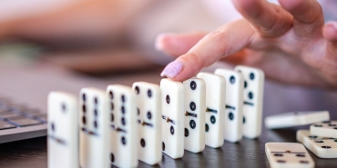 TRT-Dizisi-Setinde-Korkunc-Kaza-Oyuncunun-Parmagi-Kopma-Noktasina-Geldi-featured